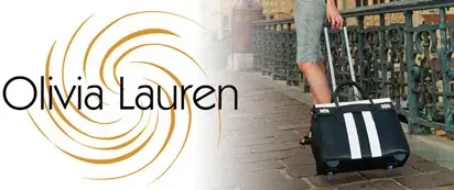 Damentaschen-Trolley von Olivia Lauren Eine Person zieht einen Koffer auf einem Gehweg neben dem Logo von Olivia Lauren.