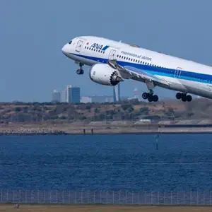 Geprüft und empfohlen durch Trustami bei Koffer.live sicher Ein Flugzeug hebt am Wasser in den Himmel ab.